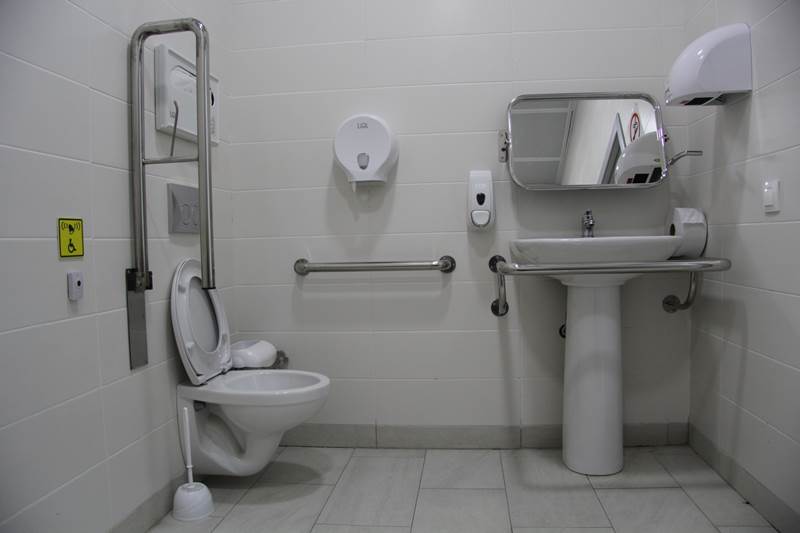 Унитаз для маломобильных групп населения PRS-01. Туалет для инвалидов маломобильных групп. Санузел длямаломобильтных групп. Поручни для маломобильных групп населения в санузлах.